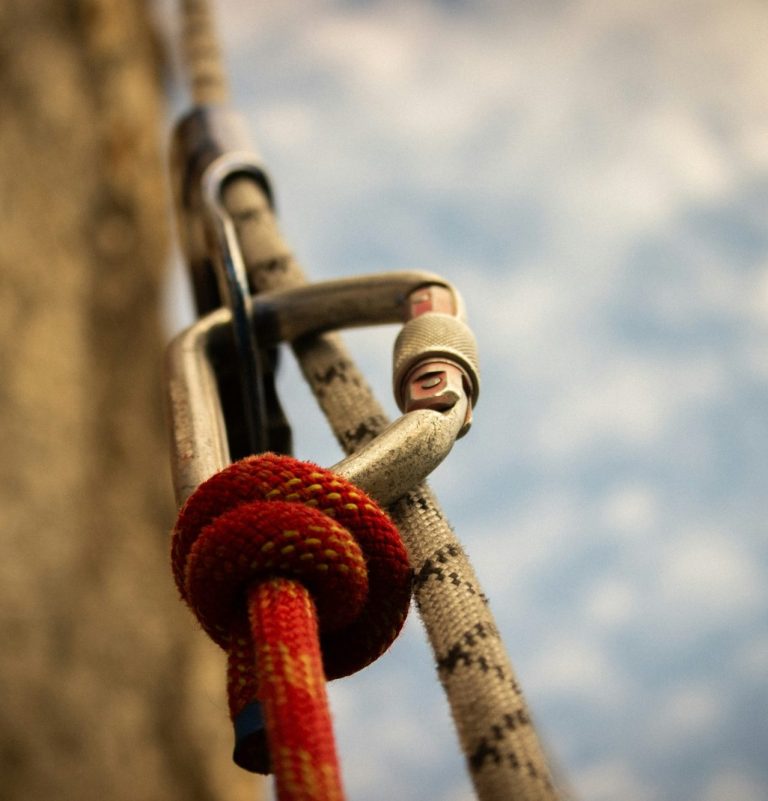 Symbolfoto Karabinerhaken Scharfe Nahaufnahme von einem Klettersteig-Set mit Karabiner und Seil.